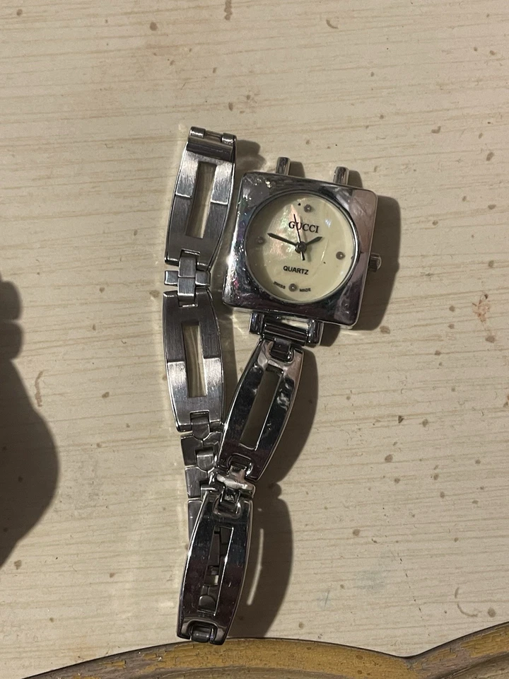 Correa de reloj Gucci auténtica para mujer en funcionamiento necesita alfiler en un lado Foto 1 de 1