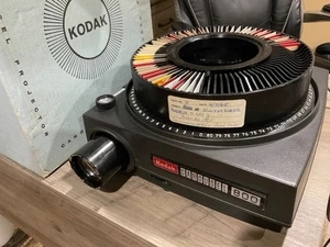 Proyector deslizante Kodak Carrusel 800 cables de alimentación y control remoto y bandeja - ¡FUNCIONA MUY BIEN! - Imagen 1 de 11