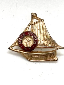 Spilla da bavero souvenir barca a vela The Empire State NY vintage colore ottone sottile metallo - Foto 1 di 5