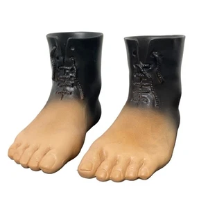 Magritte Stiefelfüße mit Schnürsenkeln rot Modell Surrealismus Mini Figur Statue 3L - Bild 1 von 7