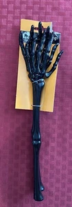 Pinzas de plástico para ensalada de mano esqueleto decoraciones de Halloween. Negro - Imagen 1 de 5