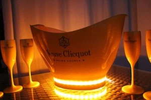 NUOVO SECCHIELLO GHIACCIO ESTIVO LED VEUVE CLICQUOT +6 FLAUTI SPEDIZIONE GRATUITA USA,EUROPA... - Foto 1 di 9