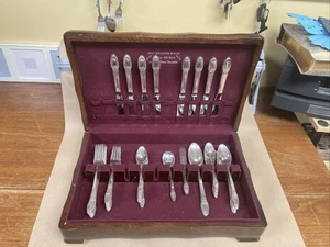 1847 ROGERS BROS FIRST LOVE SERVICE FOR 8 SILVERPLATE FLATWARE SET 52PC W CHEST - Picture 1 of 5