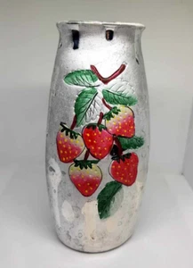 Wunderschöne silberne Vase aus Gips, dekoriert mit Erdbeeren, schönes... - Bild 1 von 6