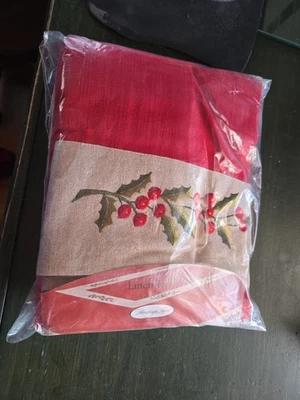 Toalha de mesa de renda Heritage LInen Holly 60"x84 retangular VERMELHO Natal - Imagem 1 de 4
