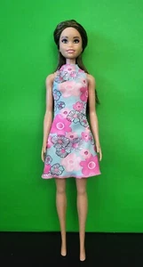 Barbie gekräuselte braune Haare Sommersprossen und geblümtes Kleid - Bild 1 von 3