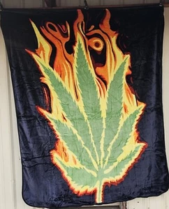 MANTA MARIHUANA FLAMEANTE HOJA FUEGO LLAMAS TAMAÑO REINA - Imagen 1 de 2