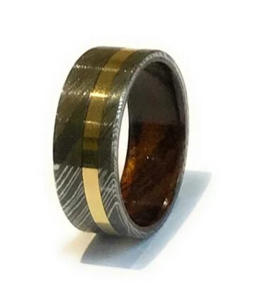 Banda de anillo de acero Damasco HECHA A MANO con revestimiento de LATÓN e incrustaciones de madera TODOS LOS TAMAÑOS  Foto 1 de 4