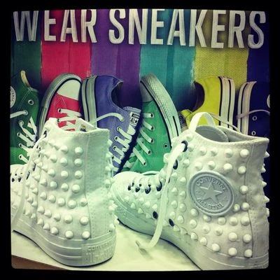 Converse Bianche Alte Monochrome All Star personalizzate con borchie Bianco cera - Immagine 1 di 4