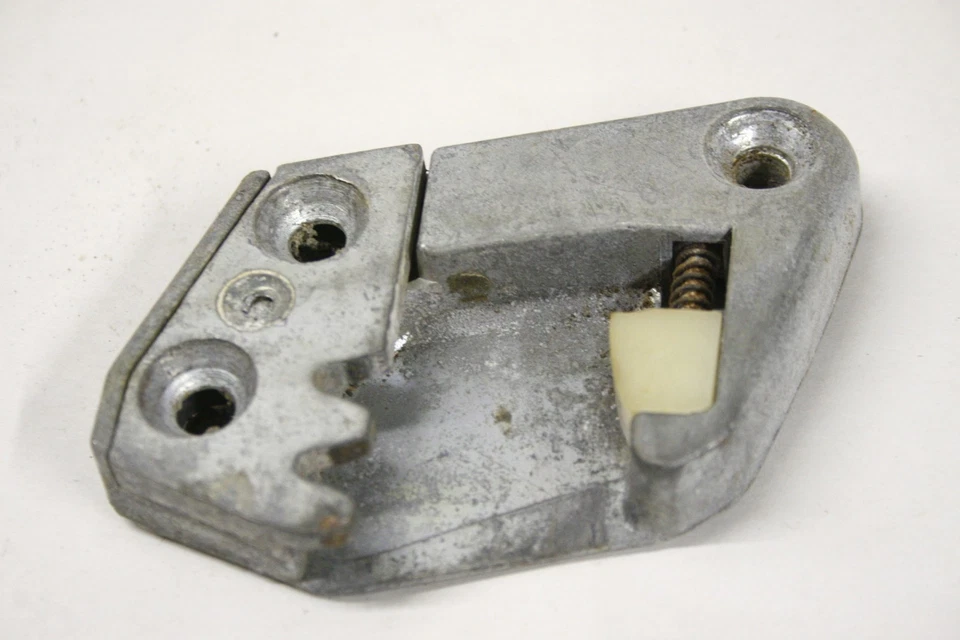 Original 1961 1962 Buick Skylark Especial Puerta Delantera Izquierda Golpeador OEM GM  Foto 1 de 3