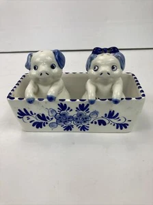 VINTAGE DELFT BLUE HOLLAND PIG SALT & PEPPER SHAKERS IN TROUGH COTTAGE PIGGIES - Picture 1 of 17
