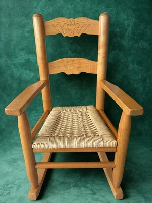 Mecedora de madera vintage Ducks Unlimited para niños | Asiento Rush tejido a mano Foto 1 de 2