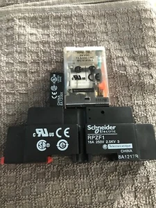 Schneider RPZF1 3.3" RELAY SOCKET With RPM12BD Relay And RXM040W Diode - Picture 1 of 4