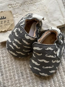 Easy Peasy EZPZ Neu mit Etikett Blublu Moustaj Schnurrbart weiches Leder rutschfeste Schuhe 16/17 - Bild 1 von 10