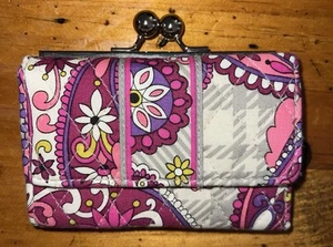 Vera Bradley Very Berry Paisley Meets Plaid Kiss Lock dreifach faltbare Geldbörse - Bild 1 von 6