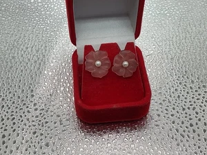 VINTAGE PINK FROSTED LUCITE FAUX PEARL DAINTY PANSY FLOWER STUD EARRINGS - Picture 1 of 4