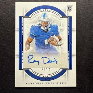 Ray Davis 2024 Panini National Treasures Collegiate #Rs-Rds Auto /75 Kentucky RC - Foto 1 di 3