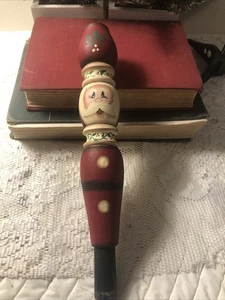 Handbemalte Weihnachtsmannspindel aus Holz detailliert Handarbeit signiert 1997 Weihnachtsdeko - Bild 1 von 7