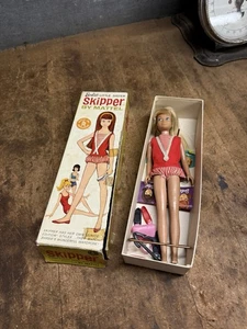 De colección 1963 Barbies Little Sister Skipper Mattel Nº 0950 Figura Muñeca Caja de Juguetes - Imagen 1 de 15