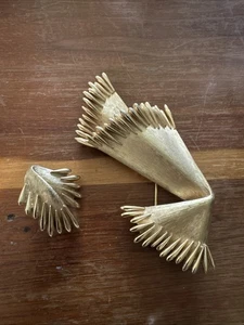 Krone Trifari goldfarben Alfred Philippe Trifanium Fransen Schal Pin + 1 Ohrring - Bild 1 von 6