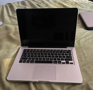 MacBook Pro 2010 13 Inch w/ charger - Picture 1 of 3