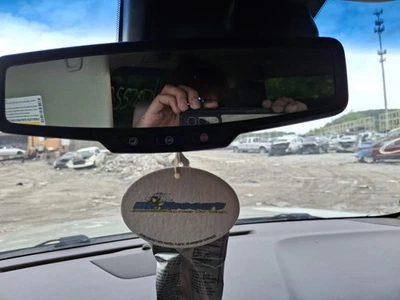 Espejo retrovisor interior delantero central usado se adapta a: 2015 GMC Yukon XL 1500 OnStar Foto 1 de 4