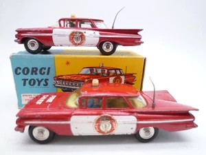 VINTAGE CORGI TOYS 439 CHEVROLET IMPALA FIRE CHIEF COPPIA / UNA SCATOLA ORIGINALE 1963 - Foto 1 di 6