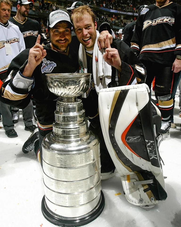 Foto de Teemu Selanne & Jean Sebastien-Giguere Stanley Cup Anaheim Ducks 8x10 NHL Foto 1 de 1