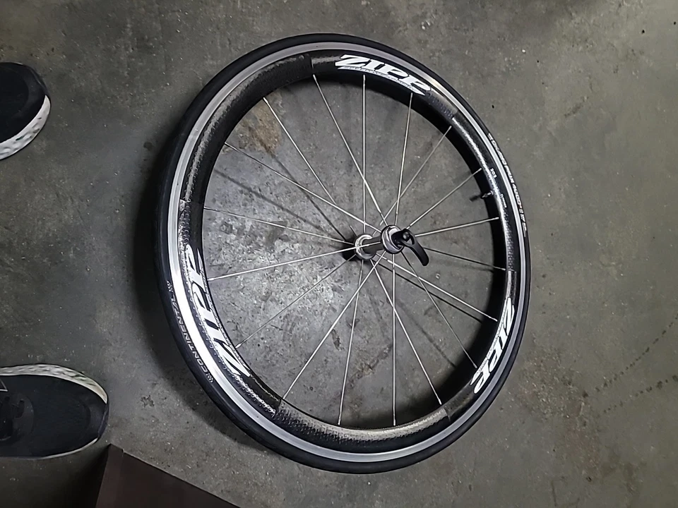 Rueda trasera cubierta carbono Zipp 303 Speed Weaponry 700c freno de llanta Foto 1 de 1