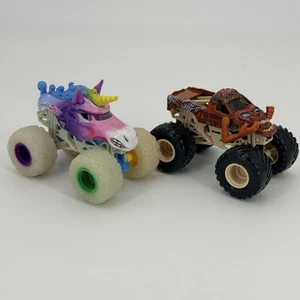 Lote de 2 neumáticos Sparkle Smash Unicorn Monster Jam 1:64 coche arco iris brillo zombi - Imagen 1 de 6