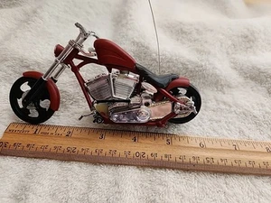 Moto pressofusa WCC 2204 Harley Davidson scala 1:18 - rosso e nero con frusta - Foto 1 di 12