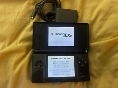 Sistema portátil Nintendo DS Lite 32 MB - negro (USG-001) con cargador Foto 1 de 4