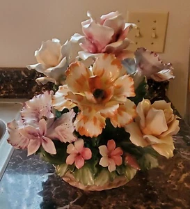 Vintage Floral Capodimonte Centerpiece- Perfect Condition  - Imagen 1 de 12