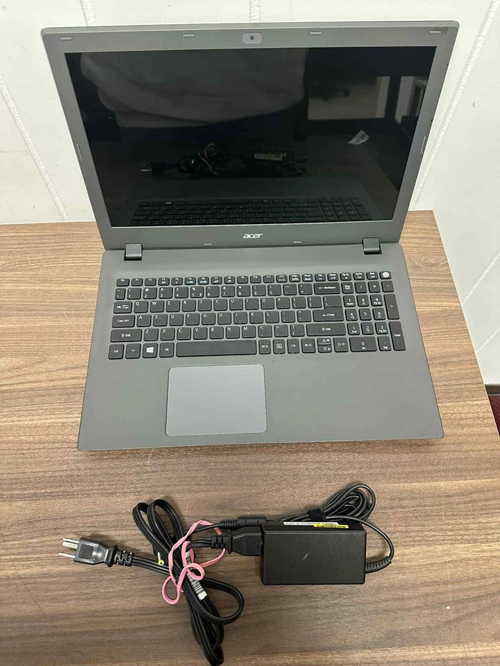 Acer Aspire E5-573 15,6 pulgadas i3-5005U 2,0 GHz 4 GB RAM 500 GB HDD Windows Foto 1 de 4