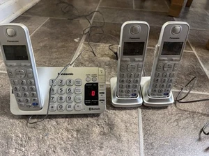 Panasonic KX-TGE470 Bluetooth Cordless Phone 3 Handsets Answering System - Used - Zdjęcie 1 z 7