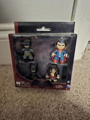 MEZCO Mini Mez-its Batman Superman Mujer Maravilla 4 Mini Figuras Juego de Caja mm-51 Foto 1 de 2