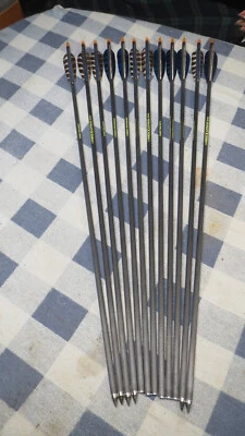 12 Carbon Express 300 Game Tracker Carbon Crossweave Arrows 28" Feathers Nice! - Image 1 of 4