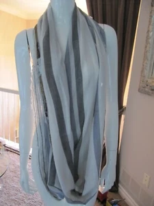 BCBG Max Azria weiß, blau, grau gestreift Infinity Schal Perlen & Pailletten 34 Zoll Neu ohne Etikett - Bild 1 von 6