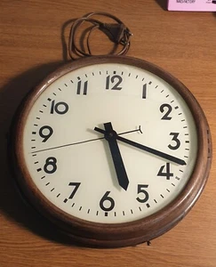 Bahnhofsuhr Mühlheim Am Main Erste elektrische Uhr Im Bahnhof 32 cm und Funktion - Bild 1 von 9