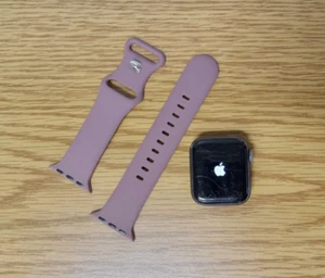 Apple Watch SE 1. Gen 40mm A2351 (Space Gray, WiFi/GPS) - Starke Kratzer, FF! - Bild 1 von 9