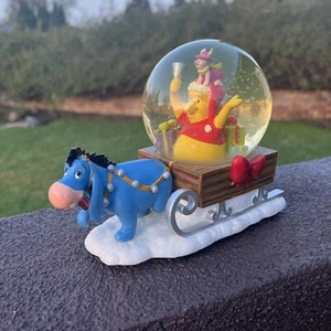 Winnie The Pooh Eeyore & Piglet Musical Snow Globe Vacanze Natale Disney Vintage - Foto 1 di 9