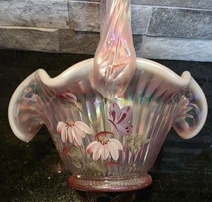 Schöner Fenton Korb irisierend rosa gerippt Blumen Schmetterling handbemalt - Bild 1 von 10