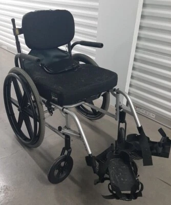 Sillas de ruedas manuales Quickie a la venta usadas respaldo mejorado y cojín de asiento Foto 1 de 4