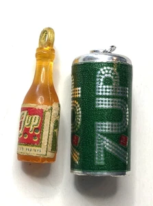 Lote De Colección de 2-7-UP Botella De Plástico de Bebida de Soda y Lata DIJES 1" - Imagen 1 de 2