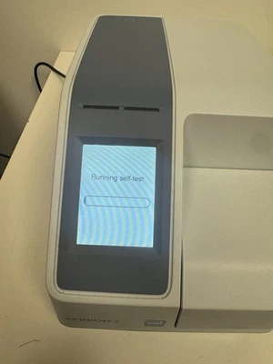 Unidad de prueba basada en cartucho Afinion 2 con adaptador de corriente Foto 1 de 4