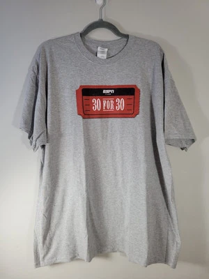 Camisa EPSN Films 30 por 30 XL gris con logotipo de boleto de película rojo ESPN Foto 1 de 4
