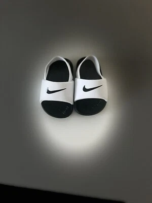 Sandalias Nike Fit Zone para niños pequeños deslizables con correa blancas y negras talla 2c Foto 1 de 4