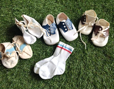 Lote De Zapatos De Colección Bebé Sillín Ideal Cuero Marrón Azul Talla 1 Un Par Calcetines Foto 1 de 4