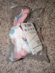 Pokemon Center Originale Sylveon Peluche Giocattolo Mini 7" Seduto Cuties RARO NUOVO - Foto 1 di 6