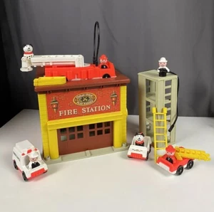 Vintage 1980 Fisher Price Play Family FIRE STATION #928 Little People - Photo 1/16